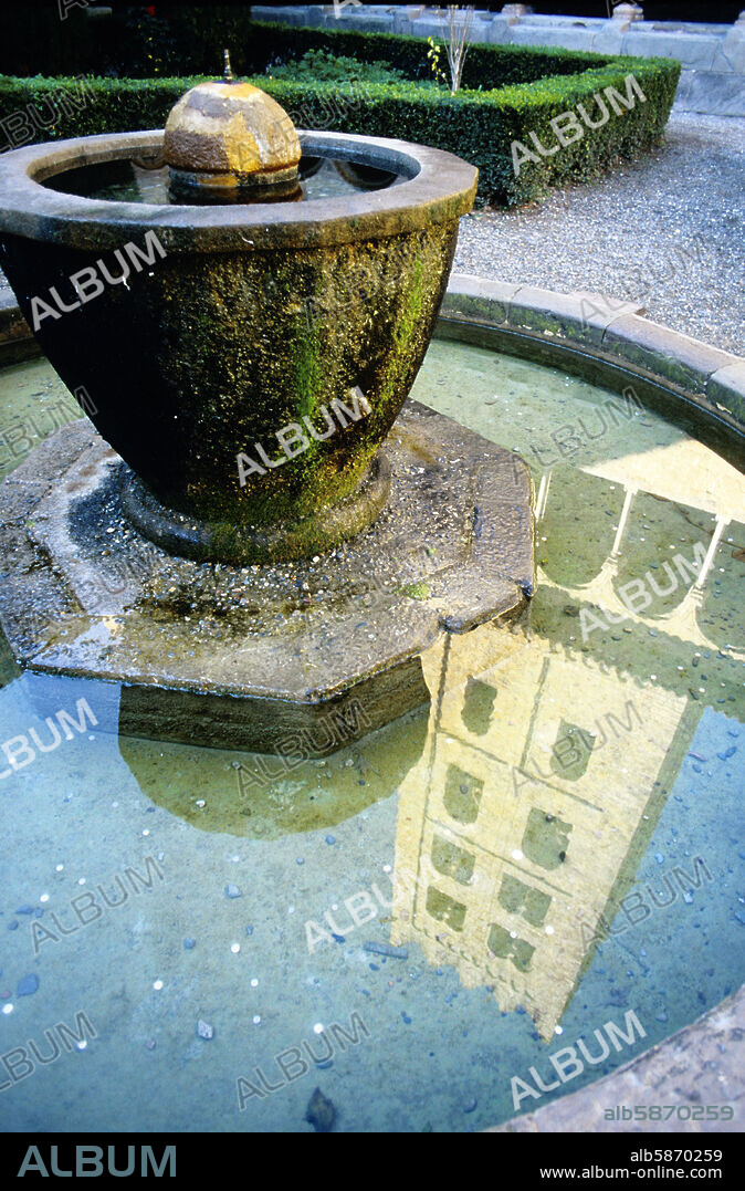 Ripoll, monasterio de Santa María; fuente del claustro románico (El Ripollés).