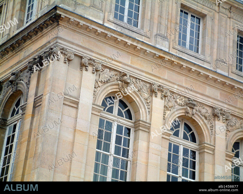 ARTE BARROCO. FRANCIA. PALACIO DE VERSALLES. Obra maestra del clasicismo francés de época borbónica y símbolo del absolutismo. Destacaron en su construcción los arquitectos LE VAU (1612-1670) y HARDOUIN-MANSART (1678 a 1708). Vista parcial del exterior. S. XVII.