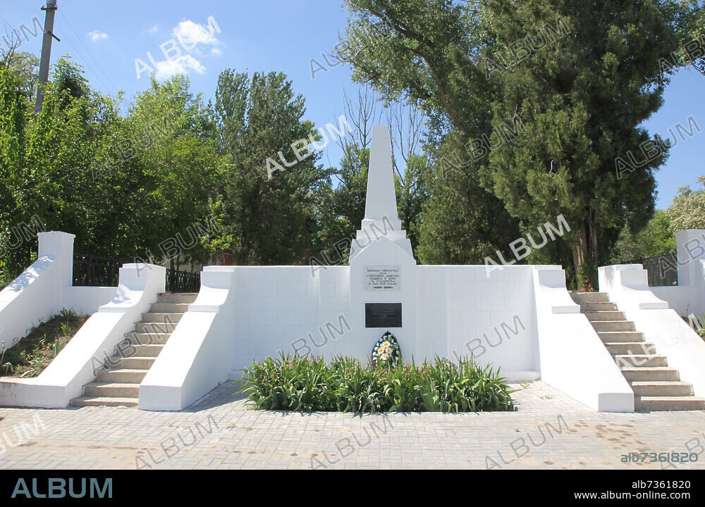 Stalingrad, Denkmal auf dem Gebiet von "Ljudnikows Insel" für die gefallenen Soldaten und Arbeiter der Geschützfabrik "Rote Barrikaden", die dieses Gebiet verteidigt hatten.Die Gedenktafel erinnert an die Soldaten der Funkstation der 138. Schützendivision, die hier ihre Funkstation "Rolik" verteidigt hatten Die vier Soldaten wurden zu Helden der Sowhjetunion erklärt.