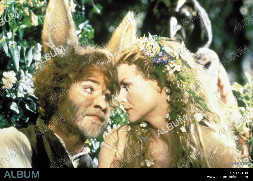 KEVIN KLINE and MICHELLE PFEIFFER in A MIDSUMMER NIGHT'S DREAM, 1999, directed by MICHAEL HOFFMAN. Copyright FOX SEARCHLIGHT PICTURES.