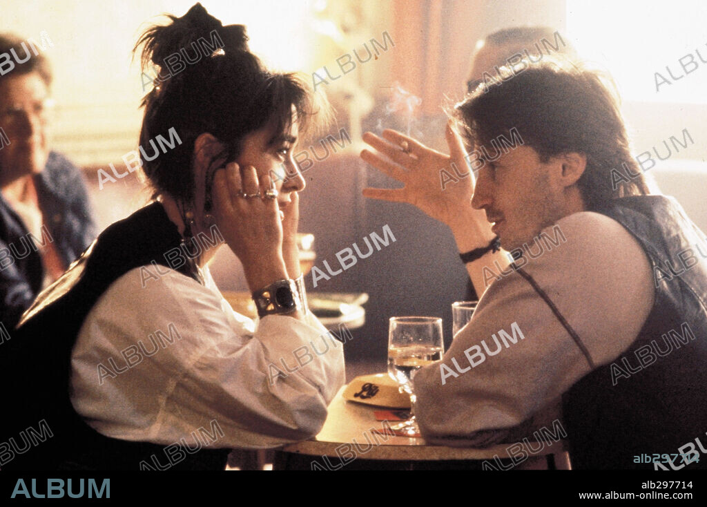 EMER McCOURT and ROBERT CARLYLE in RIFF RAFF, 1990, directed by KEN LOACH. Copyright PALACE PICTURES.