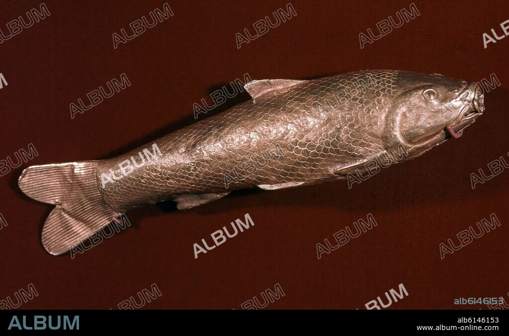 JARRON DE ORO CON FORMA DE PEZ - TESORO DEL OXUS - PERSA - EPOCA AQUEMENIDA (550 AC-330 AC).