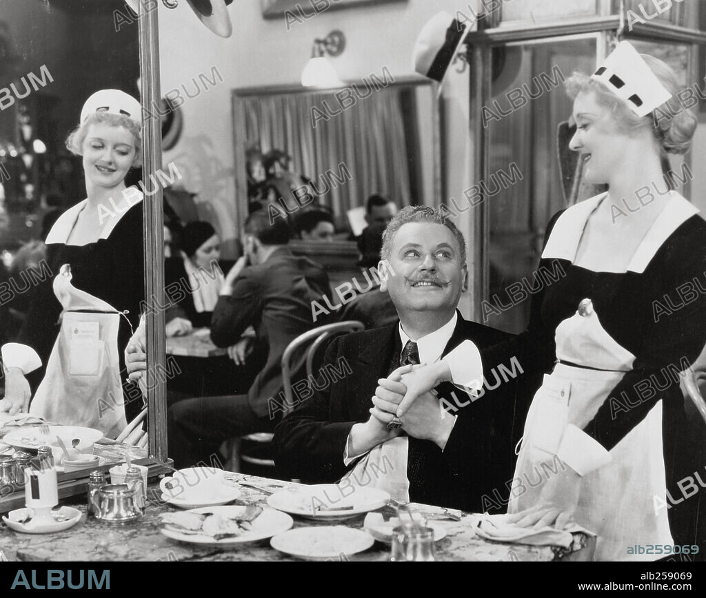 ALAN HALE y BETTE DAVIS en CAUTIVO DEL DESEO, 1934 (OF HUMAN BONDAGE), dirigida por JOHN CROMWELL. Copyright RKO.