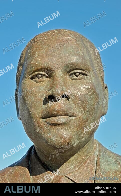 Statue von Albert Luthuli (Albert John Luthuli, *bei Bulawayo/Rhodesien (heute Zimbabwe) um 1898-+Stanger (heute KwaDukuza/Südafrika 21.7.1967, Politiker, Friedensnobelpreisträger), Statue 2005 vo.