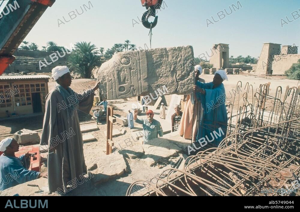 Karnak (Egypt), Amon Temple. Excavation campaign of the Centre Franco-Egyptien: Reconstruction of the 4th pylon of the Amon Temple headed by Jean Laro Laronde (red helmet). Photo, 1985.