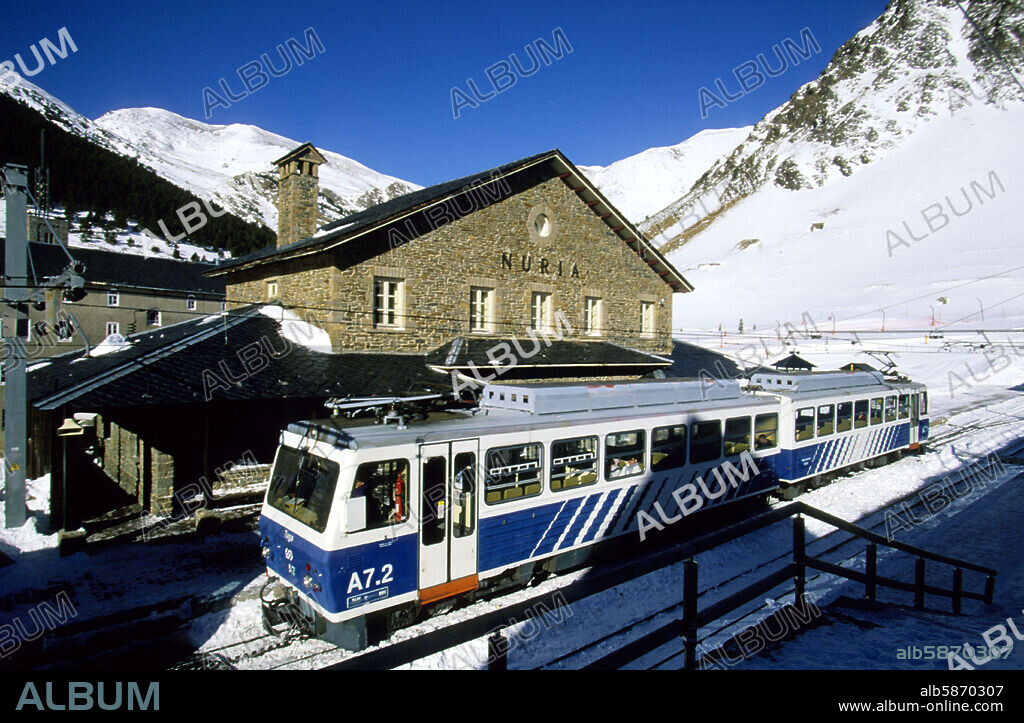 Valle de Núria; tren cremallera en Estación de ski / Santuario.