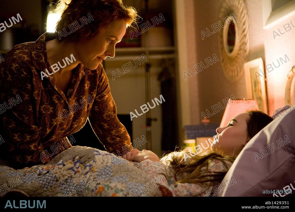 MADELINE CARROLL y PENELOPE ANN MILLER en FLIPPED, 2010, dirigida por ROB REINER. Copyright CASTLE ROCK ENTERTAINMENT / GLASS, BEN.