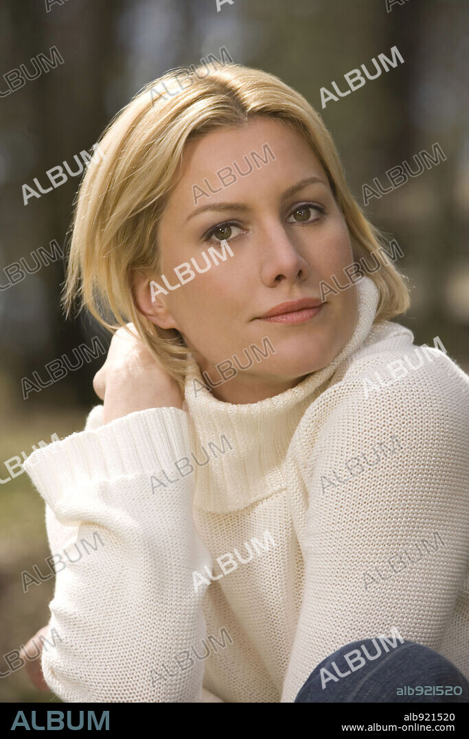 ALICE EVANS in THE CHRISTMAS CARD, 2006, directed by STEPHEN BRIDGEWATER. Copyright BROSIER / TRUEBLOOD, JAMIE.