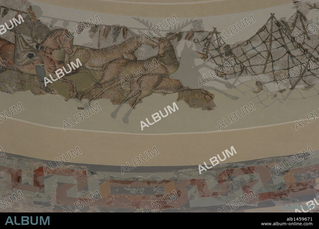 ARTE ROMANO. ESPAÑA. MAUSOLEO DE CENTCELLES. CÚPULA decorada con MOSAICO ROMANO de temática cristiana. Fechado en el siglo IV. Detalle escena de caz de ciervos con red. Constantí. Provincia de Tarragona. Cataluña.