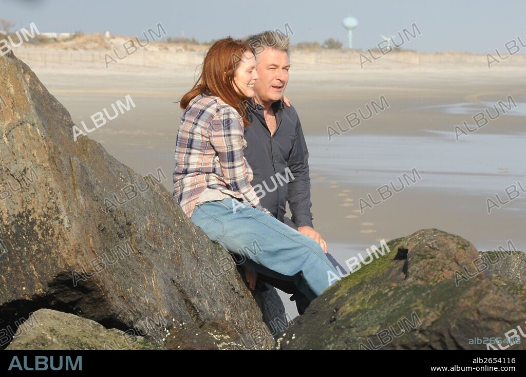 ALEC BALDWIN y JULIANNE MOORE en SIEMPRE ALICE, 2014 (STILL ALICE), dirigida por RICHARD GLATZER. Copyright BSM STUDIO/BIG INDIE PICTURES/KILLER FILMS/SHRIVER FILMS.