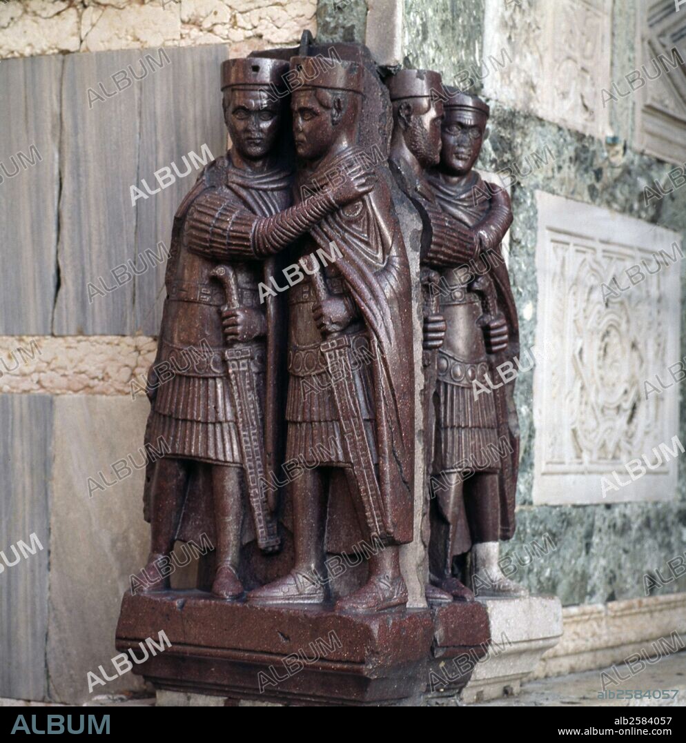 DIOCLECIANO EMPERADOR ROMANO. 245-313 LOS TETRARCAS. Esculturas que se hallan en el exterior de la basílica de San Marcos. Realizadas en porfirio. Maximiaco y Diocleciano como Augustos, y Galerio y Constantino como Cesares. Cronológicamente pertenece a la época del emperador Diocleciano (s. IV). Pieza que fue saqueada del Palacio de Bizancio en 1204. Actualmente pertenece a Tesoro de San Marcos. VENECIA. Italia.
