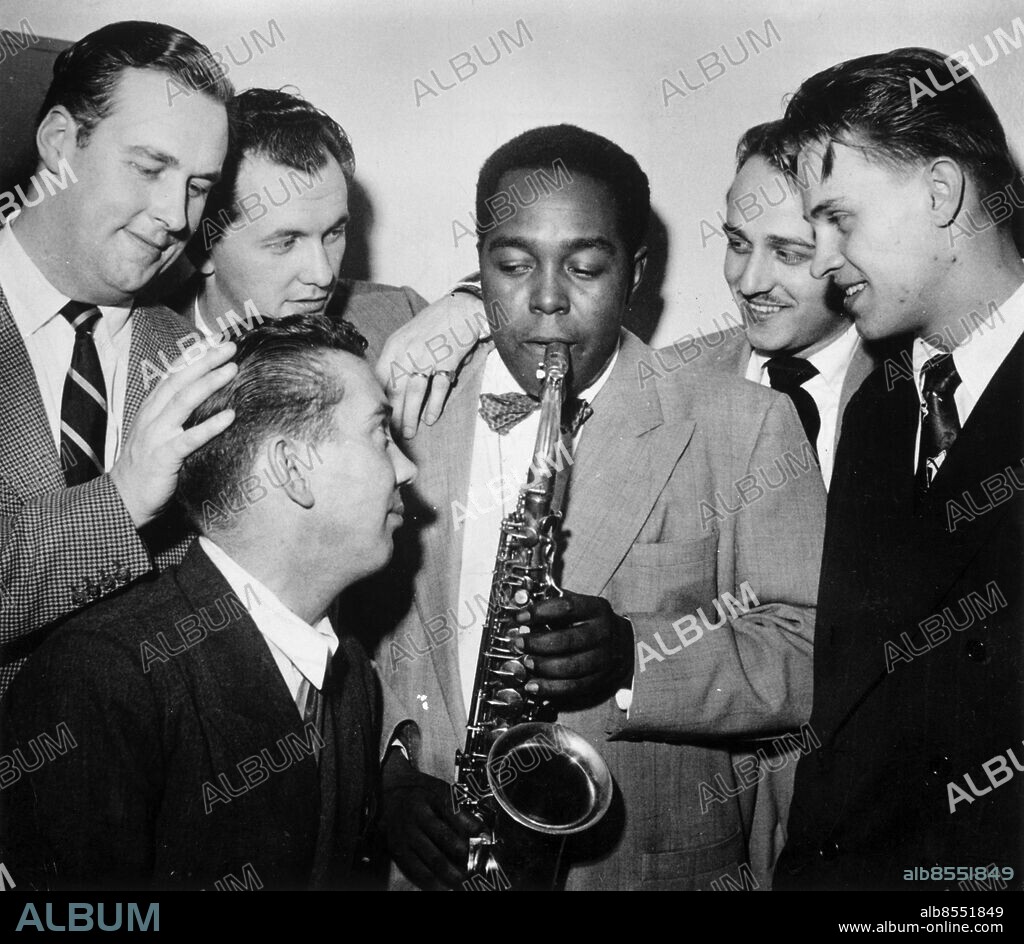 Charlie Parker med sin altsax / fr v: Thore Jederby, Gösta Theselius, Arne Domnérus. Charlie Parker, Roffe Ericson och Jack Norén. Musik Charlie Parker. (c) Sydsvenskan / IBL.