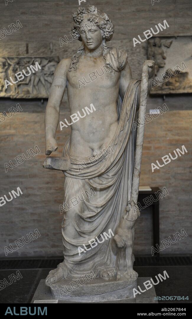 MITOLOGIA CLASICA. Dios del vino "DIONISO". Escultura del "Dionisos Bevilacqua". Copia romana de un original del siglo IV a. C. Glyptothek. Munich. Alemania. Europa.