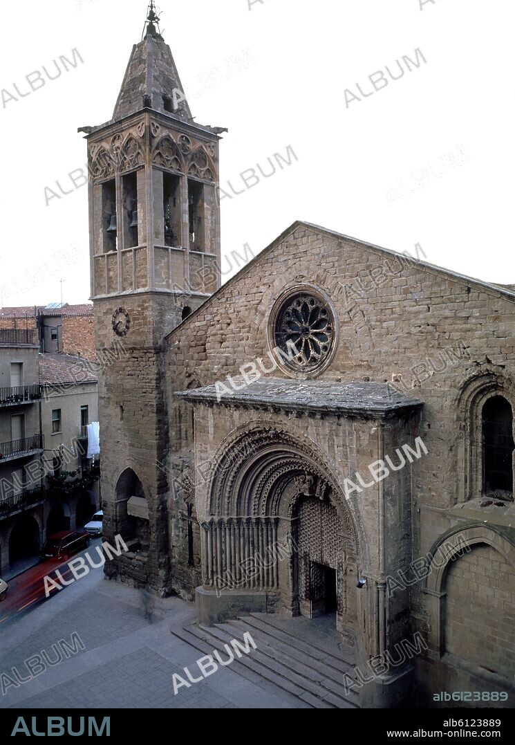 IGLESIA PARROQUIAL DE SANTA MARIA - SIGLO XIII - FACHADA ROMANICA - TORRE CAMPANARIO GOTICA CONSTRUIDA EN EL SIGLO XIV.