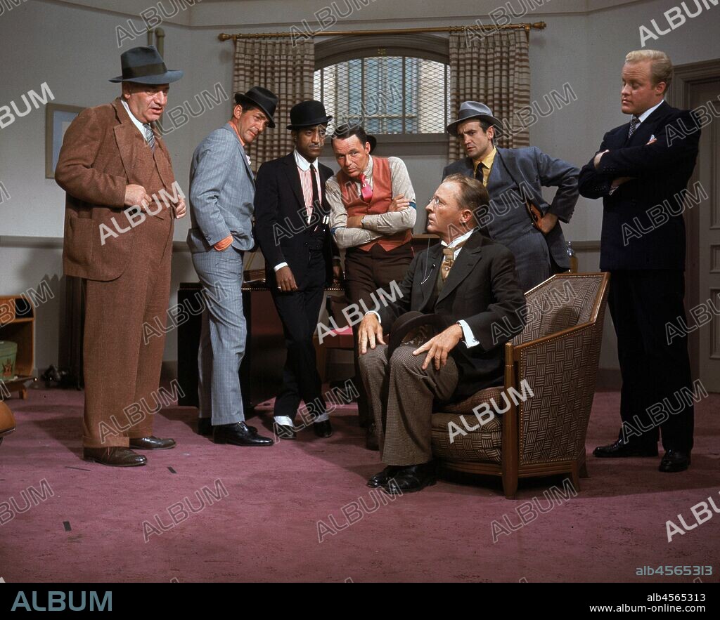 BING CROSBY, DEAN MARTIN, FRANK SINATRA et SAMMY DAVIS JR dans ROBIN AND THE 7 HOODS, 1964, réalisé par GORDON DOUGLAS. Copyright WARNER BROTHERS.