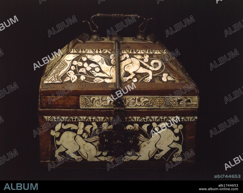 Madrid, M.A.N.51015. Arte Edad Media. Arqueta prismática de cubierta troncopiramidal de maderas finas y hueso pintado. Madera de alerce, áloe y hueso (long.17cm, anch.12cm). s.XI. Procedencia: San Isidoro de León.