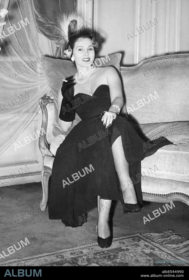 Orig. bildtext... GAY DIVORCEE The former Mrs. Conrad Hilton, the hotel magnate of America announced that she plans to marry cinema star George Sanders in the very near future. Mrs. Sanders former husband is reputed to be worth $155,000,000. 11 Nov 49 Anm. Z Z Gabor, f 1917, ungerskfödd amerikansk skådespelerska. Conrad Hilton var hennes andre make 1942-1947. G Sanders blev den tredje maken 1949-1954. Filmstjärnor Pärlhalsband Örhängen Armband Ringar Broscher Klänningar Urringat Bara axlar Plymer CD508 persons: ZSA ZSA GABOR sites: USA.
