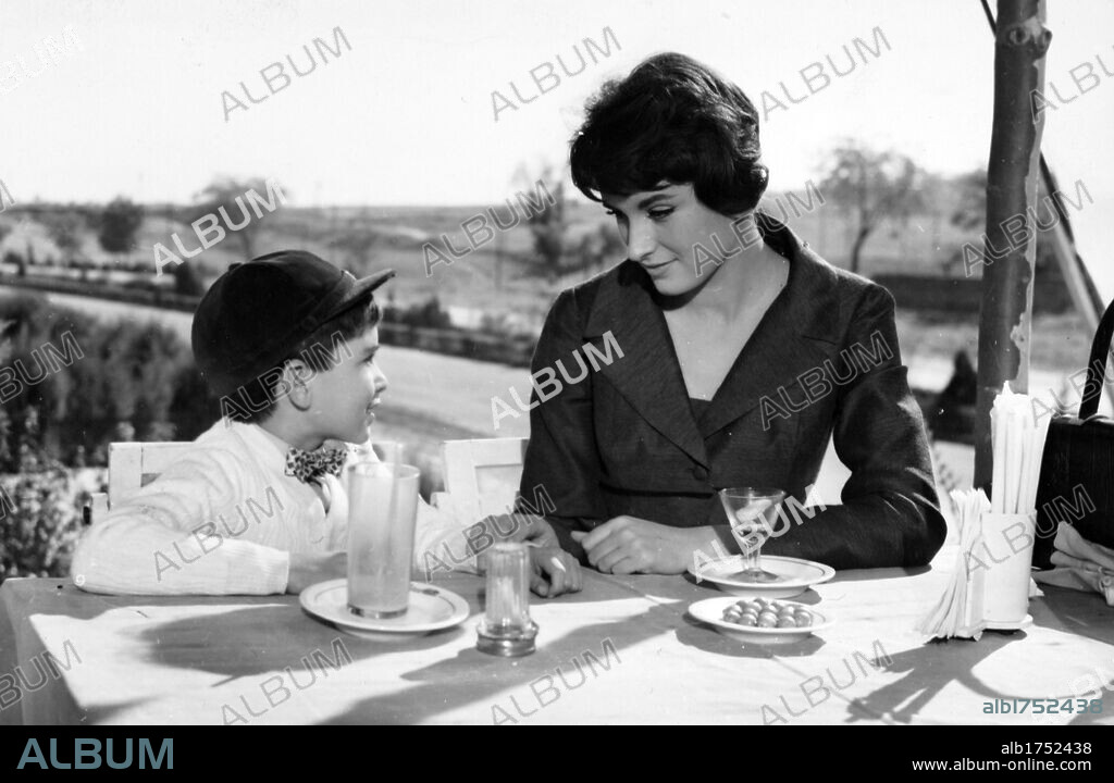 JOSELITO y LUZ MARQUEZ en ESCUCHA MI CANCION, 1961, dirigida por ANTONIO DEL AMO. Copyright SUEVIA FILMS.