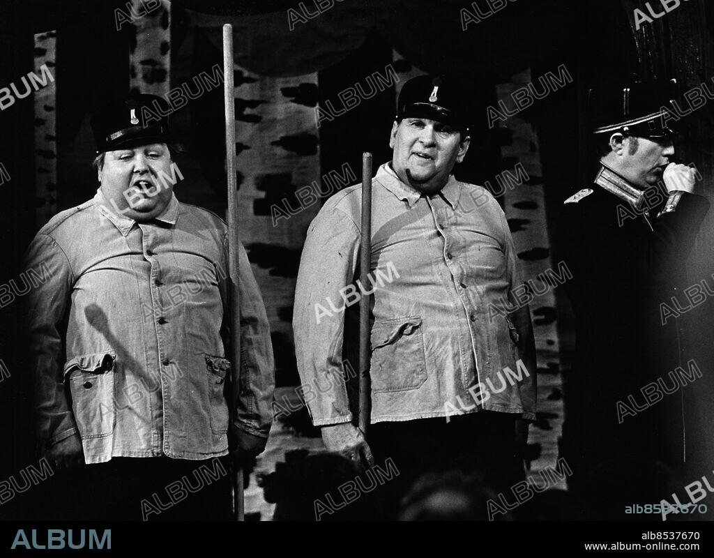 ARKIV 1973.. Revyartisterna Rulle Lövgren (t.v.) och Sten-Åke Cederhök i TV-programmet Jubel i busken (okänd t.h.). Foto: Bo-Aje Mellin / SVT / Kod: 5600. RiR 20743.
