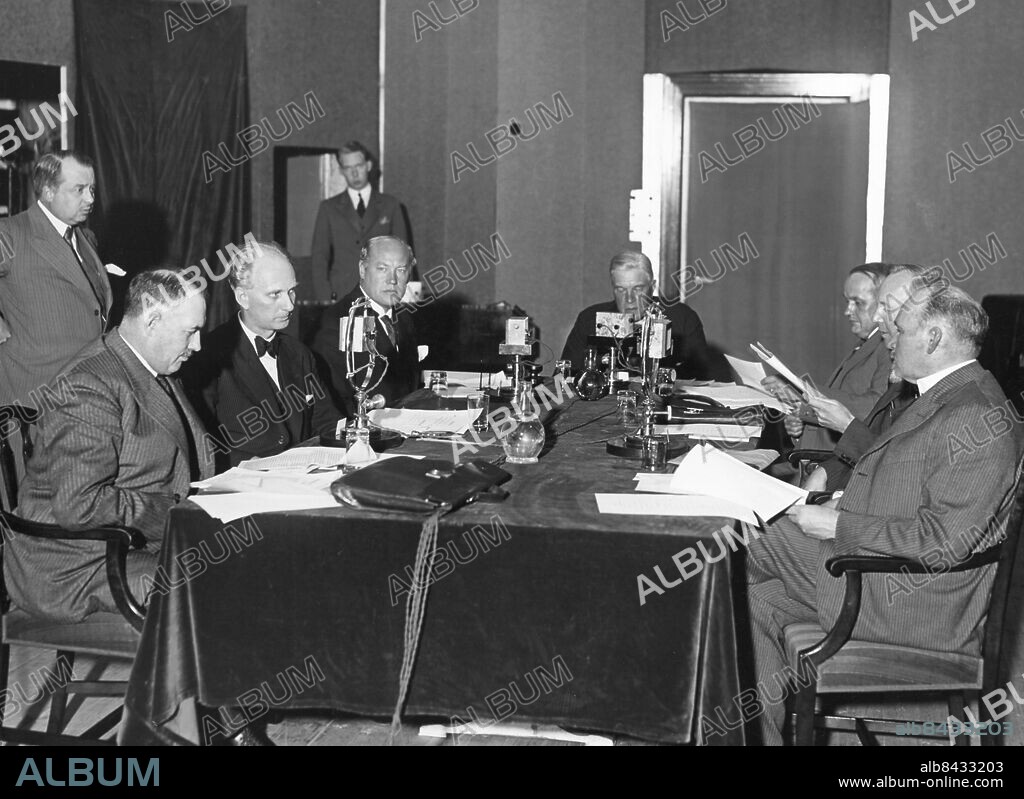 Not. Partierna och den ekonomiska krisen Radiodiskussion den 12 september 1932 Från vänster: Axel Pehrsson i Bramstorp, Ture Nerman, Ivar Österström, Per Södermark/ordförande/, John Bergvall, Ernst Wigforss, Nils Wohlin. Anm. Inspelningar Studios Politiker Högern Folkpartiet Bondeförbundet Författare Kommunisterna Radiochefer Publ. i Etermediernas bok Kampen om Monopolet sid.67 CD176 persons: Axel Pehrsson ;Ernst Wigforss ;Ivar Österström ;John Bergvall ;Nils Wohlin ;Per Södermark ;Ture Nerman ;Yngve Hugo sites: SVERIGE.