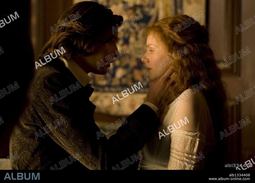 BEN BARNES and RACHEL HURD-WOOD in DORIAN GRAY, 2009, directed by OLIVER PARKER. Copyright EALING STUDIOS.