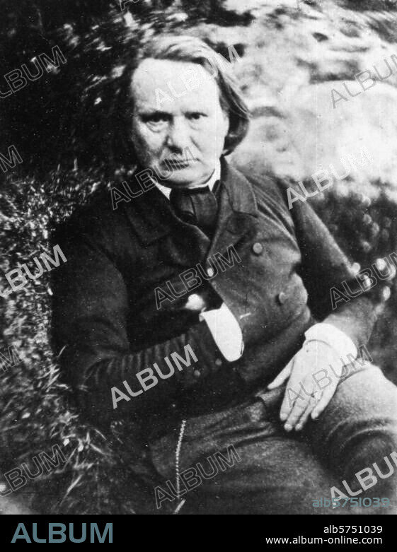 Hugo, Victor; écrivain français. Besançon 26.2.1802 - Paris 22.5.1885. Victor Hugo lors de son exil sur l'île de Jersey. Portrait, 1853-55, de Charles Hugo (?). (Tirage sur papier salé, négatif de verre, procédé au collodion). H. 0,093; L. 0,073. Paris, Musée Victor Hugo.