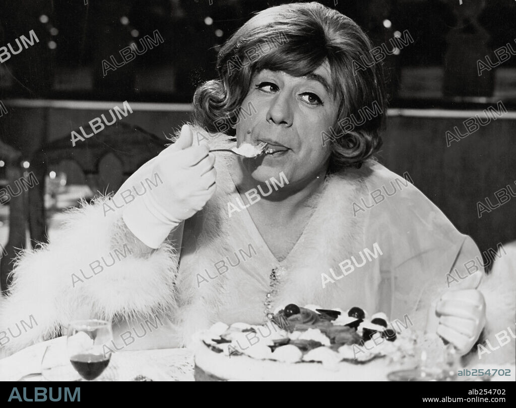CASSEN en LA TIA DE CARLOS EN MINIFALDA, 1966, dirigida por AUGUSTO FENOLLAR. Copyright I.F.I. PRODUCCION Y ESTUDIOS.