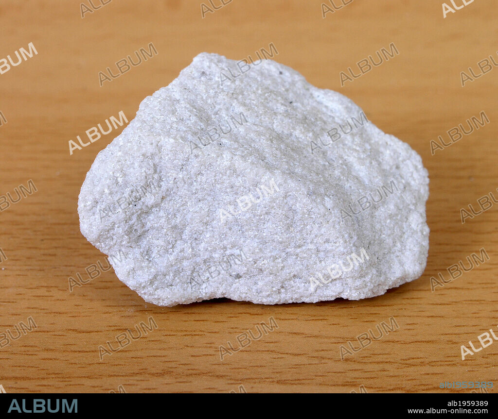 ARENISCA. Roca sedimentaria clástica formada de arenas cementadas. De aspecto rugoso.