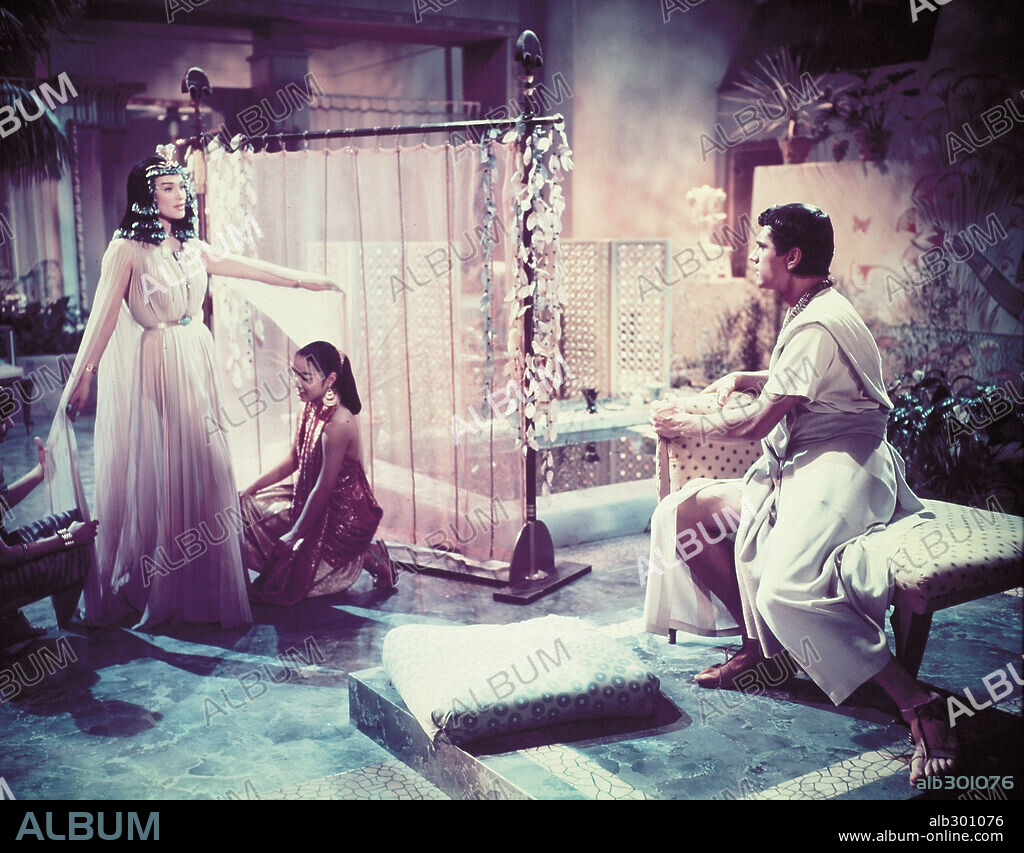 BELLA DARVI y EDMUND PURDOM en SINUHE EL EGIPCIO, 1954 (THE EGYPTIAN), dirigida por MICHAEL CURTIZ. Copyright 20TH CENTURY FOX.