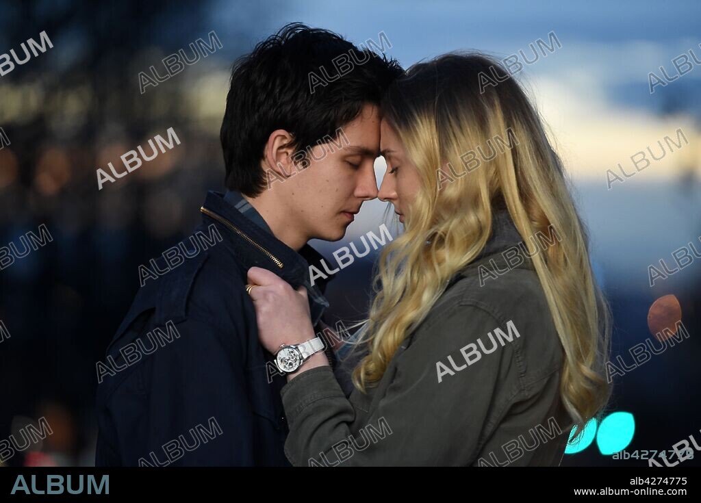 ASA BUTTERFIELD and SOPHIE TURNER in TIME FREAK, 2018, directed by ANDREW BOWLER. Copyright LIONSGATE.