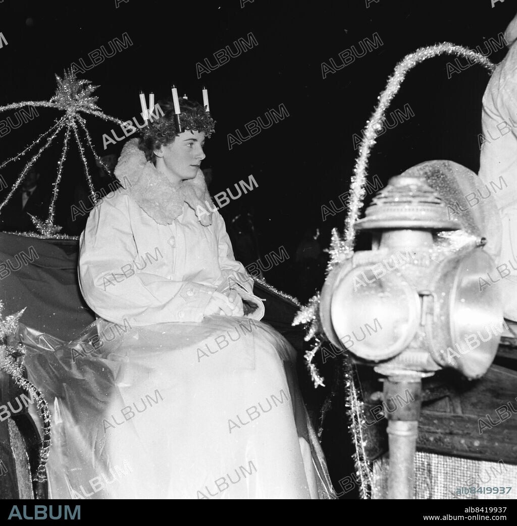 Göteborg omkring 1953 - Göteborgs lucia i häst och vagn *** Local Caption *** Box bildsidor 1954-1959. KAMERAREPORTAGE.