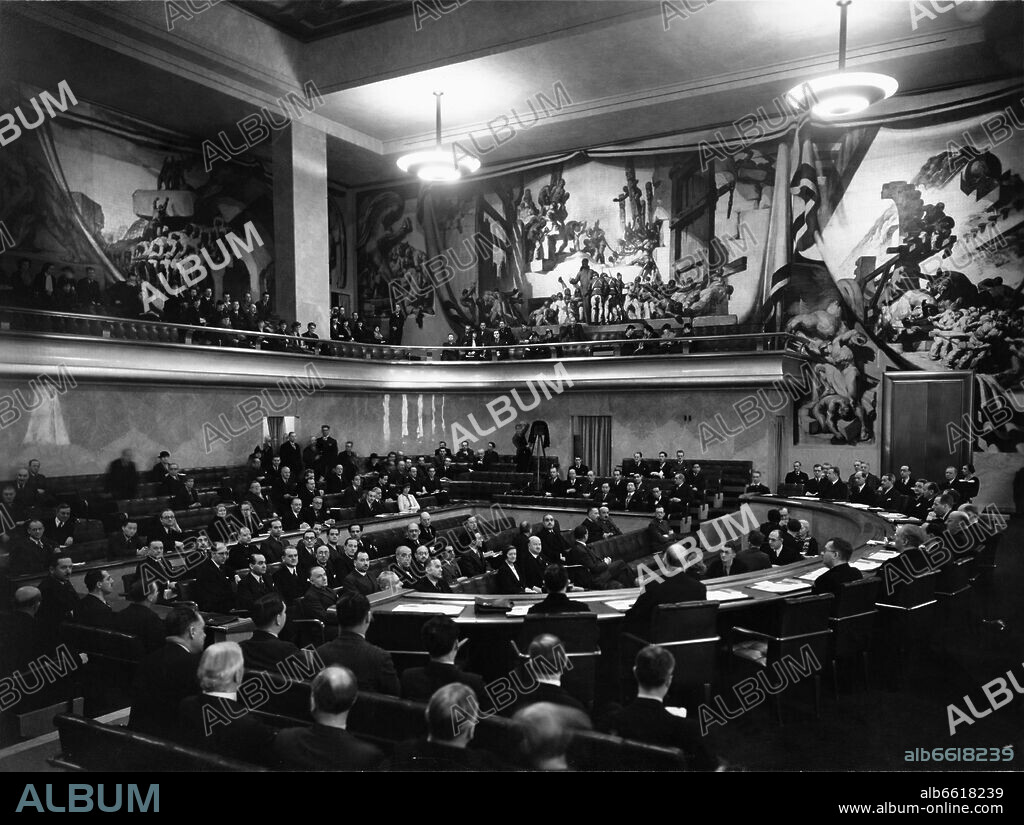 JOSEP MARIA SERT. SALA FRANCISCO DE VITORIA DEL PALACIO DE LAS NACIONES CON MURALES DE JOSE MARIA SERT - FOTOGRAFIA EN BLANCO Y NEGRO - AÑOS 30.