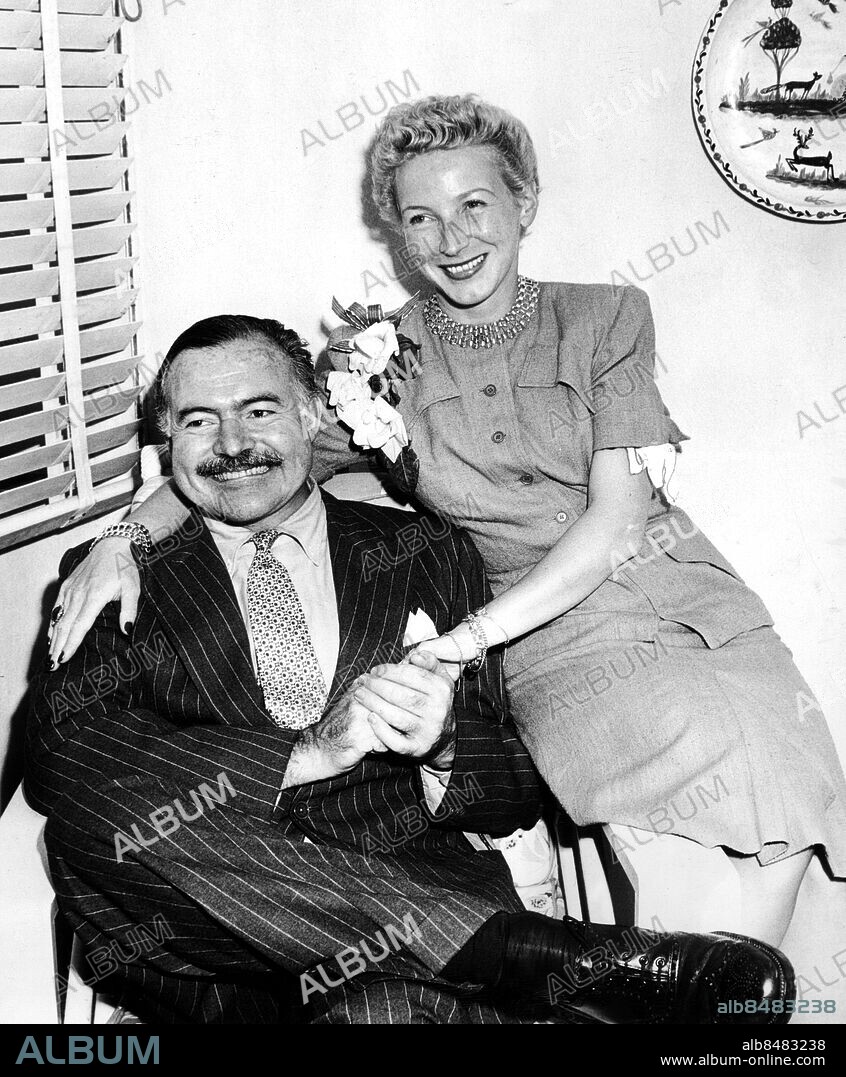 Orig. bildtext... ERNEST HEMINGWAY, noted writer and war correspondent and Mary Welsh, of Chicago, former magazine and newspaper writer, are pictured here after their marriage at a small private ceremony at Havanna Cuba, March 14th. This is the fourth marriage for Hemingway, 47. He and his third wife, Martha Gellhorn, were divorced in Havanna last December. It is miss Welsh's second marriage. She and Noel Monks, australian-born european correspondent for the London Daily Mail, were divorced last september. Orig. bildtext... KLOCKAN KLÄMTAR FÖR HEMINGWAY - d.v.s. bröllopsklockan - för fjärde gången. den lyckliga är denna gång Mary Welsh från Chicago, f.d. veckotidningsskribent. Hon har varit gift en gång förut. Här ses paret efter vigseln i Havanna på Cuba. Anm. Nobelpriset i litteratur 1954 Författare persons: Ernest Miller Hemingway sites: HAVANNA ;CUBA ;USA*.
