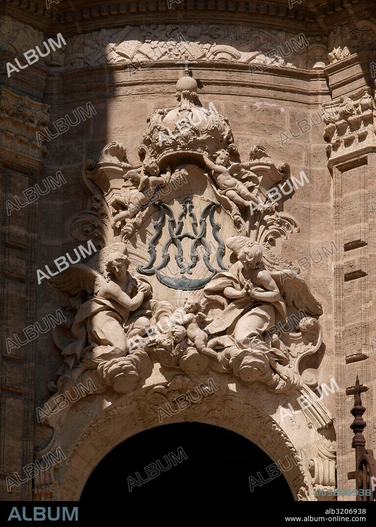 PUERTA DE LOS HIERROS DE LA CATEDRAL DE SANTA MARIA  VALENCIA, ESPAÑA.