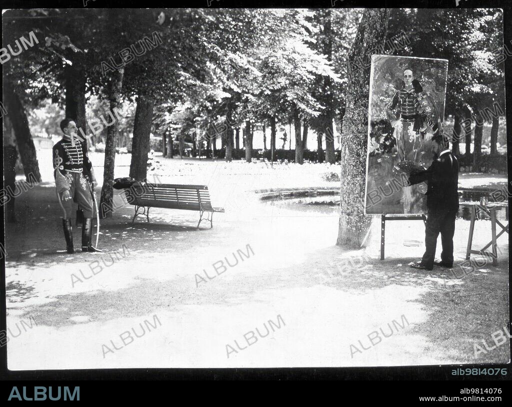 Sorolla Pintando en la granja El «retrato del Rey Alfonso Xiii con uniforme de Húsares» (1907).