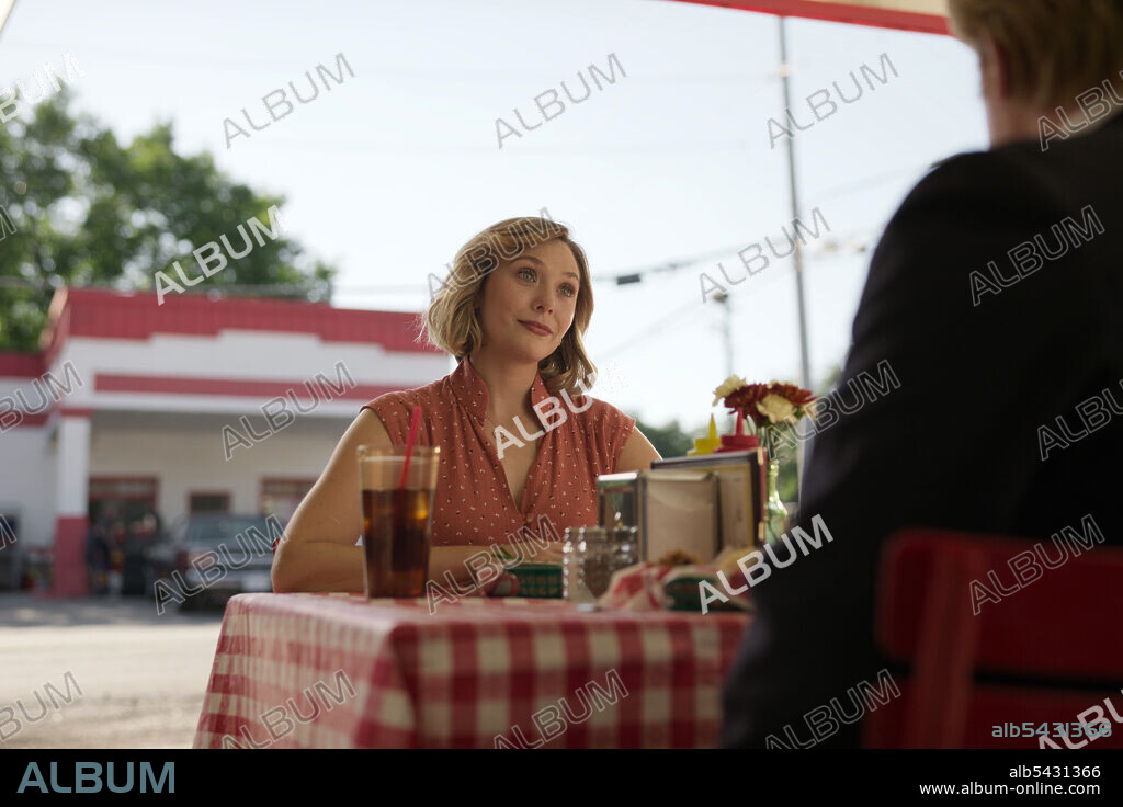 ELIZABETH OLSEN dans LOVE & DEATH, 2023, réalisé par LESLIE LINKA GLATTER. Copyright LIONSGATE TELEVISION.