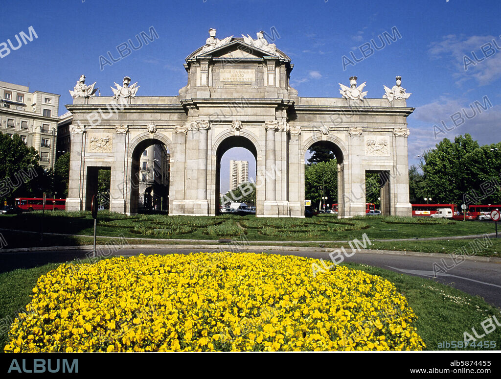 Puerta de Alcalá (neoclásica) y parterre de flores.