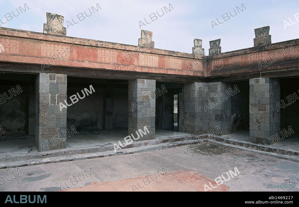 ARTE PRECOLOMBINO. TEOTIHUACANO. PALACIO DEL QUETZALPAPALOTL. Vista del patio interior. Este edificio fue destruido y quemado por los propios teotihuacanos y reconstruido en las exploraciones de 1962-1964. Conforma parte de la Plaza de la Luna y estuvo seguramente habitado por sacerdotes. TEOTIHUACAN. México.