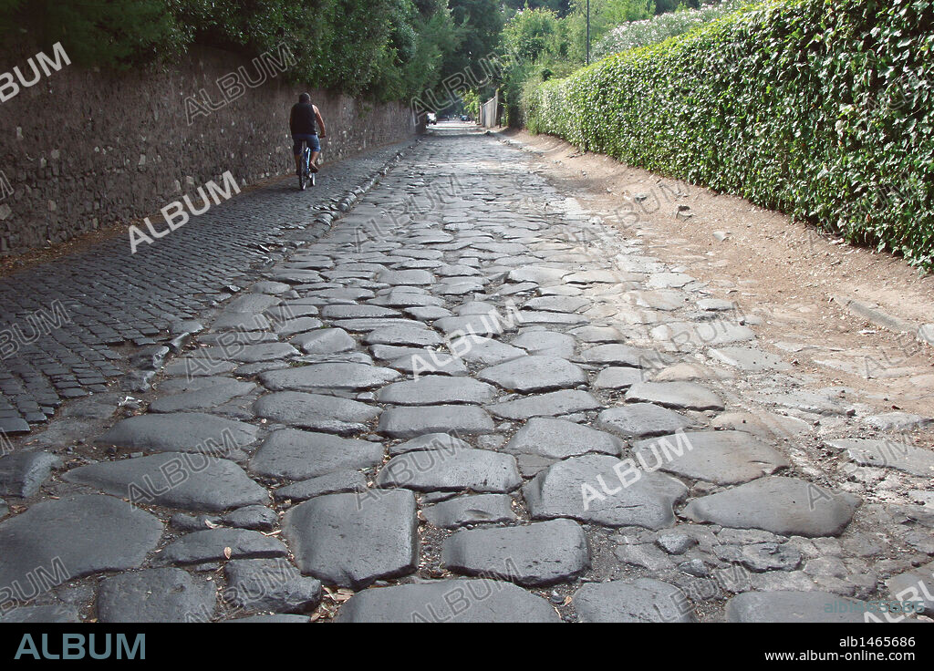 ARTE ROMANO. ITALIA. VIA APIA, en latín "VIA APPIA". Calzada comenzada en el 312 a. C. por el censor Apio Claudio y terminada por Augusto. Iba de Roma a Brindisi por Capua. Detalle de la calzada a su paso por las afueras de Roma. ITALIA.