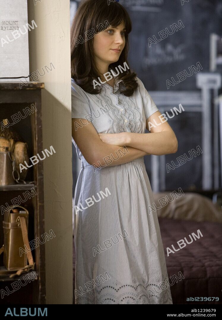 ZOOEY DESCHANEL in [500] DAYS OF SUMMER, 2009, directed by MARC WEBB. Copyright FOX SEARCHLIGHT PICTURES.
