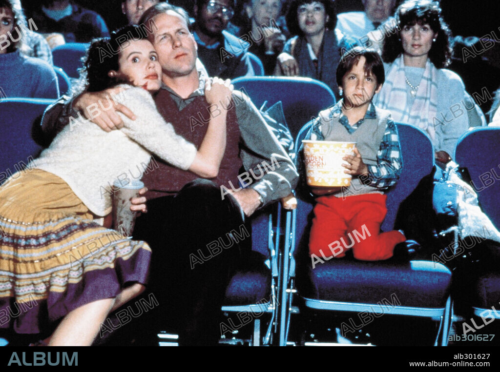 GEENA DAVIS and WILLIAM HURT in THE ACCIDENTAL TOURIST, 1988, directed by LAWRENCE KASDAN. Copyright WARNER BROTHERS.