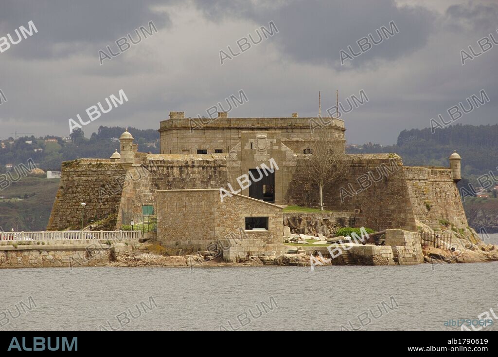 MUSEO ARQUEOLOGICO E HISTORICO. Ubicado en el CASTILLO DE SAN ANTON, construido entre los siglos XVI y XVIII en un pequeño islote en la Ría de A Coruña. Fue antiguo lazareto (hospital de leprosos) y cárcel. El museo alberga una colección de objetos que permiten conocer la historia de la ciudad. Vista general del exterior. A CORUÑA. Galicia. España.