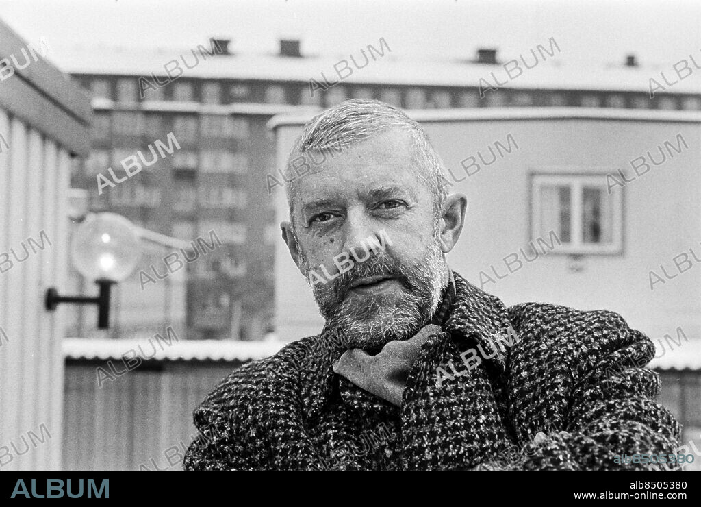 1969-12.. Allan Schulman, finländsk-svensk journalist och TV-producent.. Foto: Bo-Aje Mellin / RiR / SVT / Kod: 5600. Reportage publ. i RiR 2/70 sid. 18-19 inför TV-programmet Hylands Hörna.. RiR 19698 sv/v neg. Mustascher Skägg.
