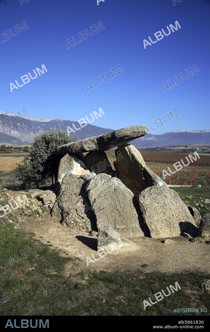 dolmen "La chabola de La Hechicera junto a Elvillar / Billar.