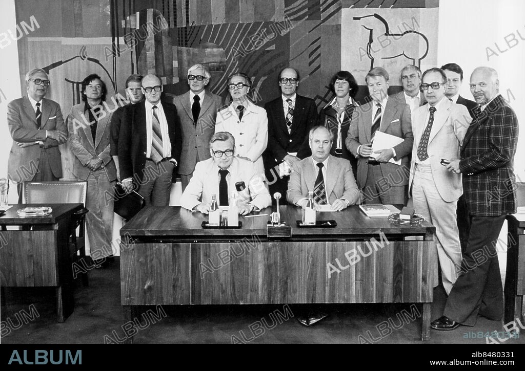 STOCKHOLM 1970-tal.. Utan bildtext. Not. TV-styrelsen Anm. Sveriges Television Armarna i kors Handen i fickan Manchesterkostymer På rad Skrivbord CD609 persons: SVEN-ERIK LARSSON;ARNE ARGUS;LENNART SANDGREN;BO FURUMO;ANDERS FERM;MAGNUS FAXÉN;SAM NILSSON;ANDERS BJÖRCK;OLOPH HANSSON sites: STOCKHOLM;SVERIGE.