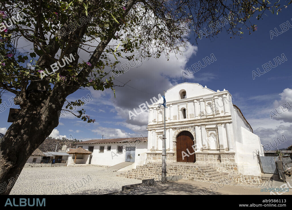Iglesia católica Colonial, San Bartolomé Jocotenango, municipio del departamento de Quiché, Guatemala, America Central.