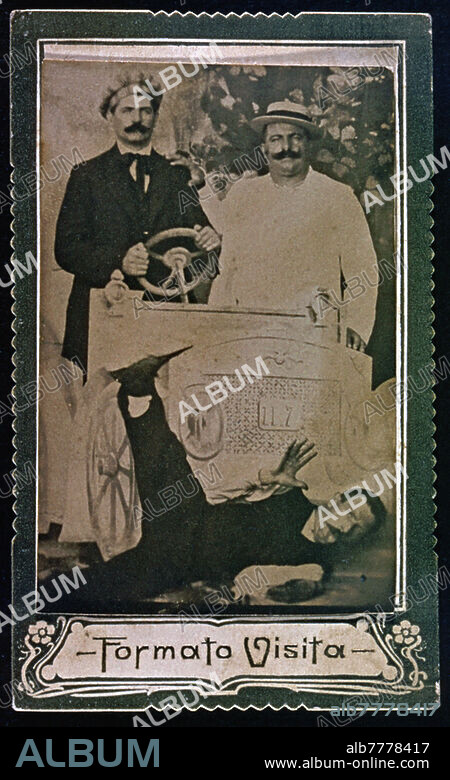 CAR three friends and a template: two are in the fake car and the third simulates, lying on the ground, to have been hit by the vehicle. The contrast between the seriousness of the first two and the rudeness of the joke increases the comic effect. Photography, Italy, circa 1897.