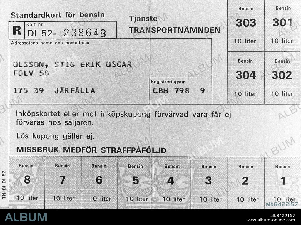 ARKIV 197401. Ransoneringskort för bensin. Den 8 januari 1974 infördes bensinransonering i Sverige. Bakgrunden var att under 1973 slöt sig oljeländerna i arabvärlden samman i en kartell och genom att minska världens oljeproduktion skulle man trissa upp priset. Ransoneringen kom att vara till 30 januari samma år.. Foto: SvD / SCANPIX / Kod: 11014.