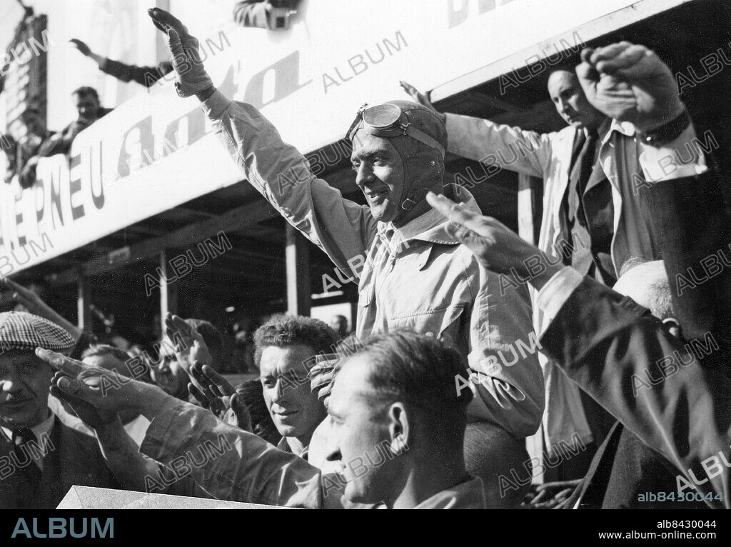 TJECKIEN BRNO 1935-09-29. Orig. bildtext... MASARYK CIRCUIT AT BRNO /BRÜNN/ ON SEPT. 29TH, 1935. Victorious Rosemayer after his best racing during the playing of German anthem. Foto: Press Photo Service / AB Text & Bilder / SVT / Kod: 5600 Mapp: Rosemeyer, Bernd B Rosemeyer, 1909-1938, tysk racerförare, död i olycka vid försök att slå hastighetsrekord 28/1 1938. Nazisthälsningar Vinnare Segrare persons: BERND ROSEMEYER sites: TYSKLAND*;BRNO;TJECKOSLOVAKIEN.