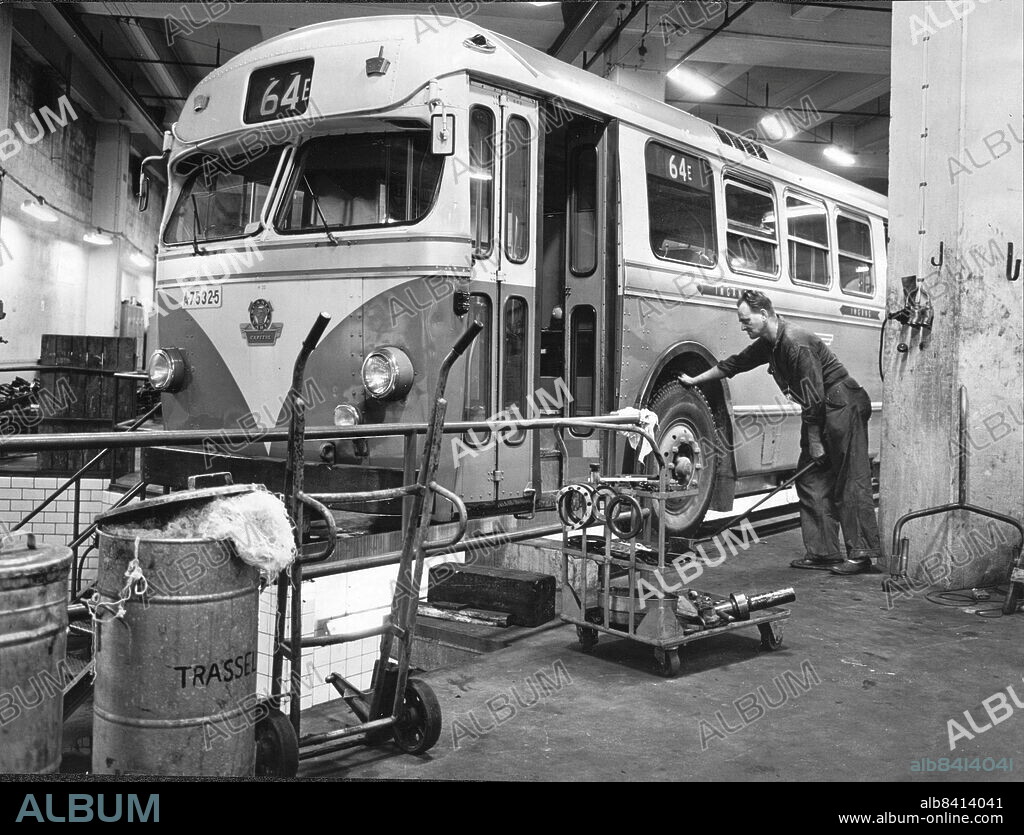 Stockholm 1961-11-07. Bussar i vagnhallen i Hornsbergs bussdepå. Foto: Bengt Almquist / DN / TT / Kod: 1. ** SvD OUT **.